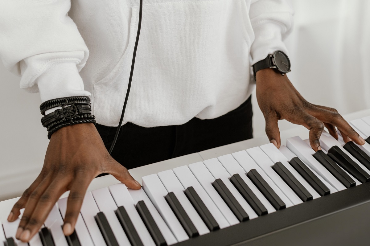 Homem tocando Piano