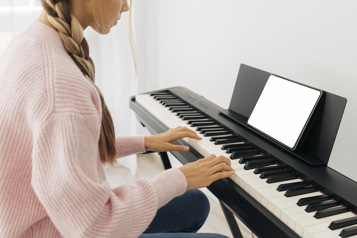 Jovem tocando instrumento de piano digital