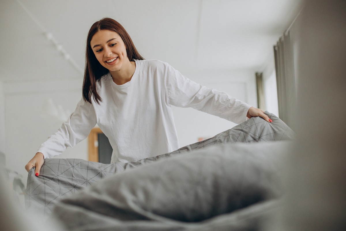 Como montar uma cama aconchegante em casa 1 Jovem arrumando sua cama