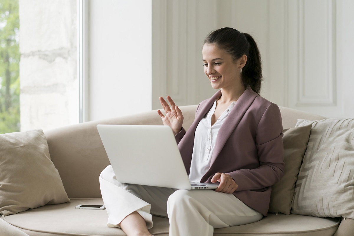 Mulher com seu notbook em consulta online Mulher com seu notbook em consulta online